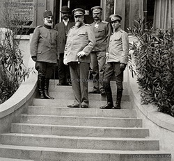 Esir edilen Şükrü Paşa, Strashimir Dobrovich, Kral Ferdinand, Tümgeneral Peter Markov ve genç Prens Kiril. Sofya 1913