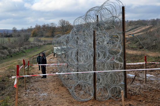 Türkiye-Bulgaristan sınırında tel örgünün inşasına başlandı