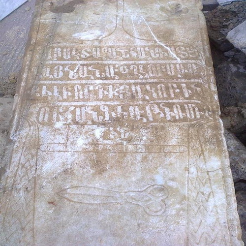Kanalizasyon çalışmasında Ermeni mezar taşları bulundu