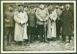 Genral Savoff Çatalca geçici ateşkesini imzaladıktan sonra. Bulgar ve Türk heyeti (Nazım Paşa'nın solunda)