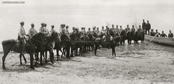 Edirne yakınlarında Meriç Nehri kıyısında atlı askerler ve denizciler 1912