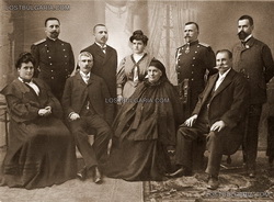 Georgi Vazov ailesiyle. 1906.  Arkada sağdan ikinci