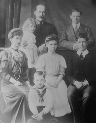 I. Konstantin ailesiyle 1910