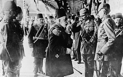Sultan V. Mehmed, Alman imparatoru II. Wilhelm'i İstanbul'da karşılaması. Sultan V. Mehmed'in solunda Osmanlı'nın Berlin büyükelçisi Hakkı Paşa bulunmaktadır.