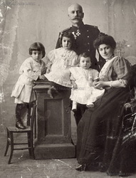 Vasil Kutinchev ailesiyle. Sofya Kasım 1907