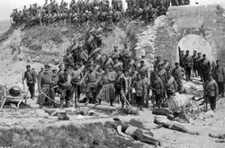 Bulgarların şehit Türkler önünde Edirne Ayvazbaba tabyada çektirdikleri fotoğraf 13 Mart 1913