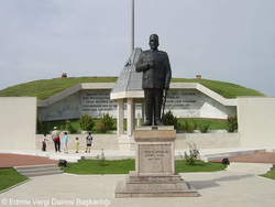 Şükrü Paşa anıtı