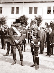 Alexandru Averescu ve II. Carol törende Ağustos 1930