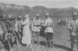 I. Ferdinand ve eşi Rumen askerleri denetlerken. Marasesti Ağustos 1917