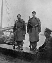 Savaş öncesi Selanik'te solda Yunan, sağda Bulgar nöbetçi